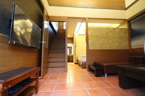 Habitación familiar | Espacio para trabajar con un portátil, cortinas opacas, wifi gratis
