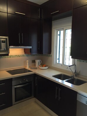 Frigorífico, microondas, horno y placa de cocina