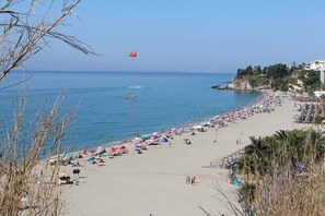 Plage à proximité, chaises longues, serviettes de plage