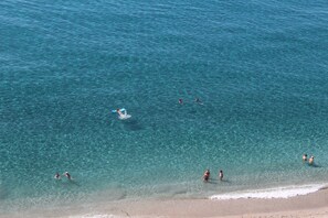 Plage à proximité, chaises longues, serviettes de plage