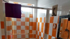 A bathroom with a glass shower enclosure, a white toilet, a sink, and a mirror. - apt a5min apie from the beach (Málaga)