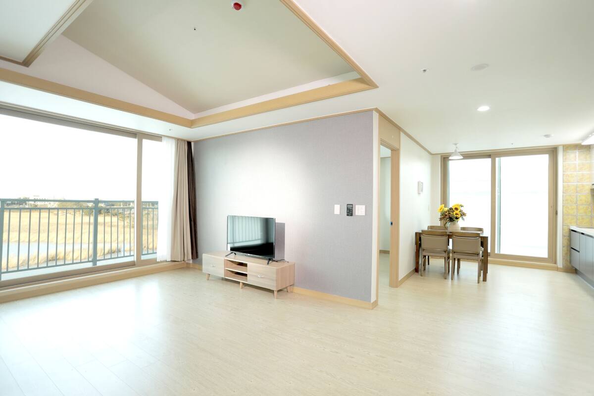 Suite (Silver) | Living room | Flat-screen TV