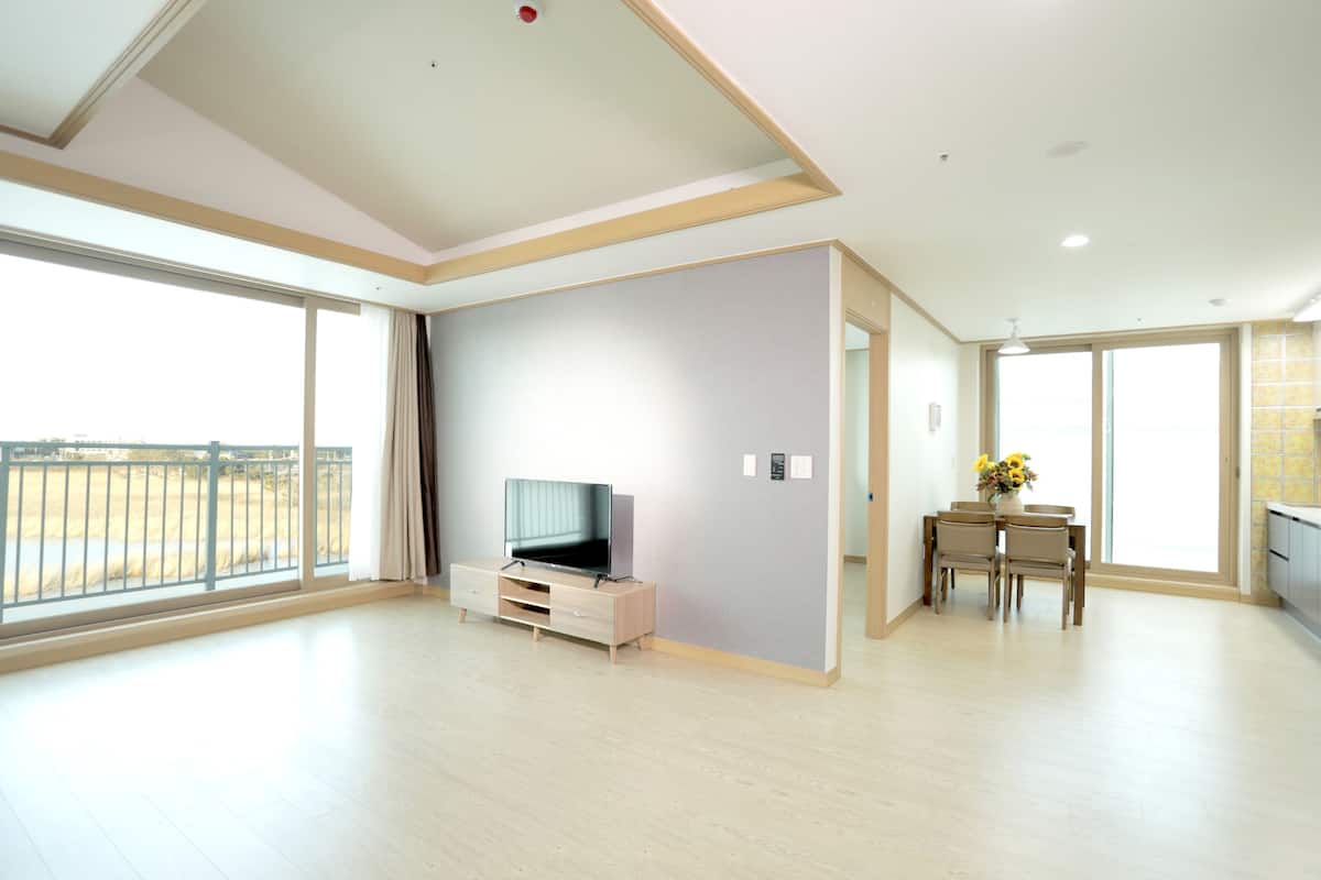 Suite (Silver) | Woonkamer | Een flatscreentelevisie