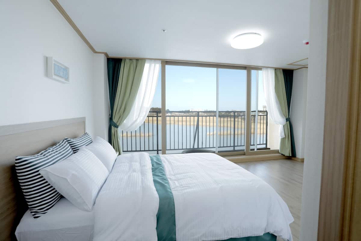 Suite (Gold) | Blackout drapes, WiFi (free)