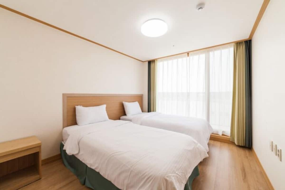 Deluxe Room | Blackout drapes, WiFi (free)