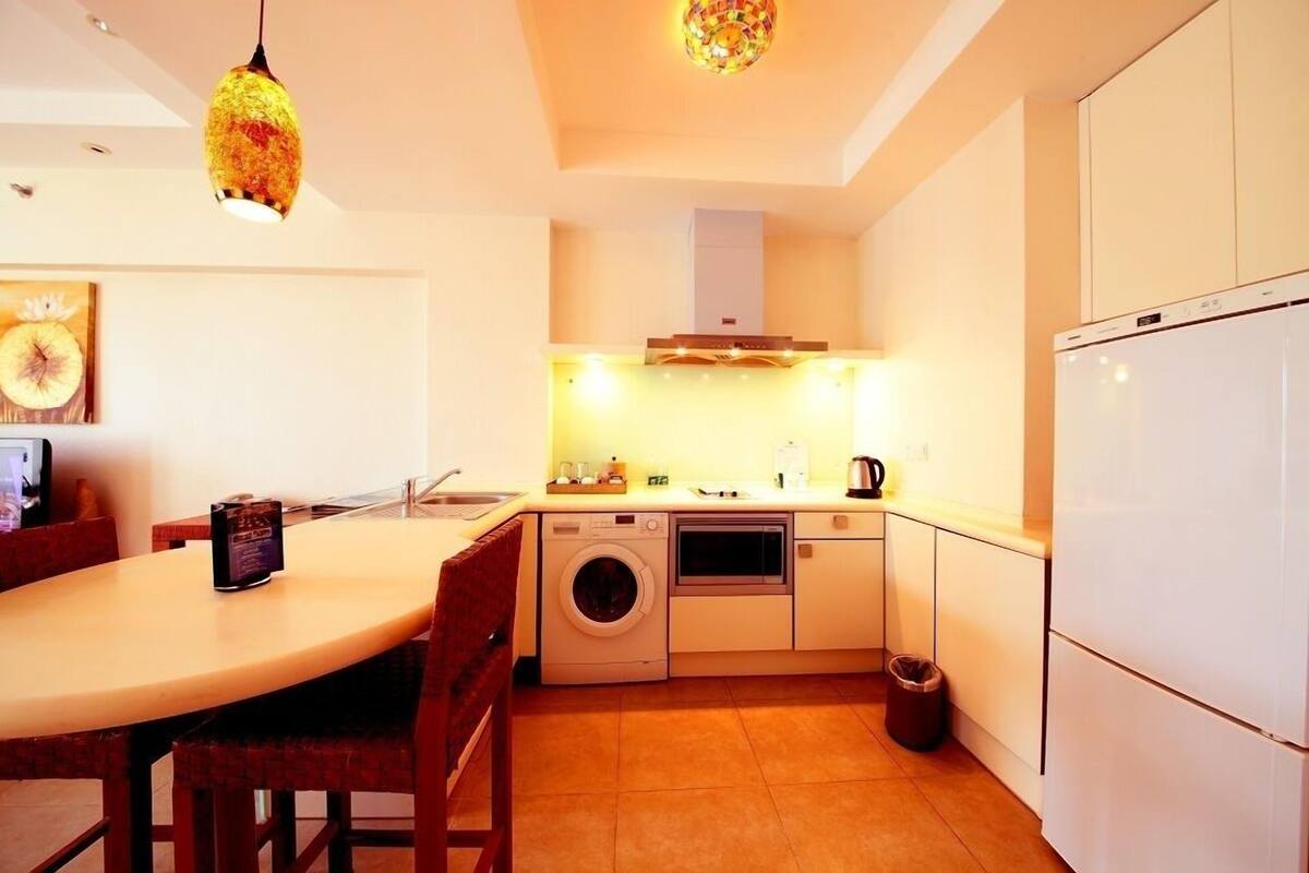 Coffee/tea maker, fridge, microwave