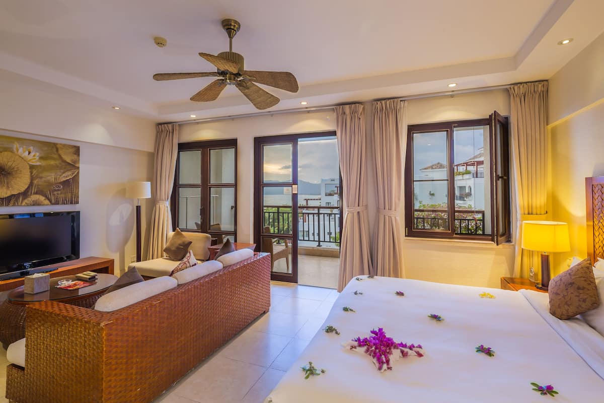 Deluxe Suite, Sea View | In-room safe, desk, blackout curtains, soundproofing