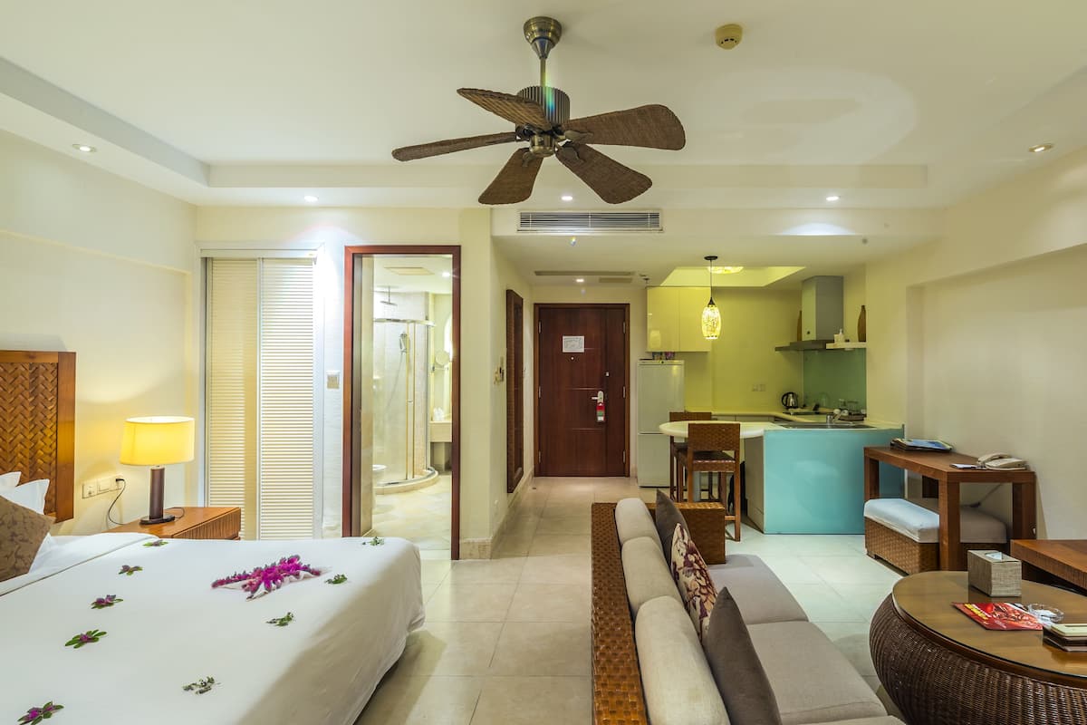 Comfort Suite, Garden View | In-room safe, desk, blackout curtains, soundproofing