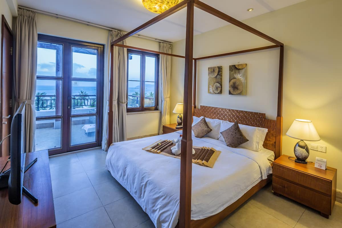 Comfort Suite, 2 Bedrooms, Sea View | In-room safe, desk, blackout curtains, soundproofing
