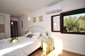 3 slaapkamers, een strijkplank/strijkijzer, reisbedje, gratis wifi