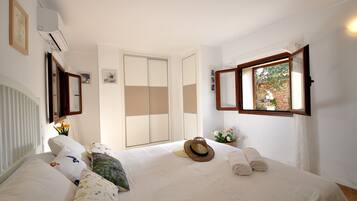 3 slaapkamers, een strijkplank/strijkijzer, reisbedje, gratis wifi