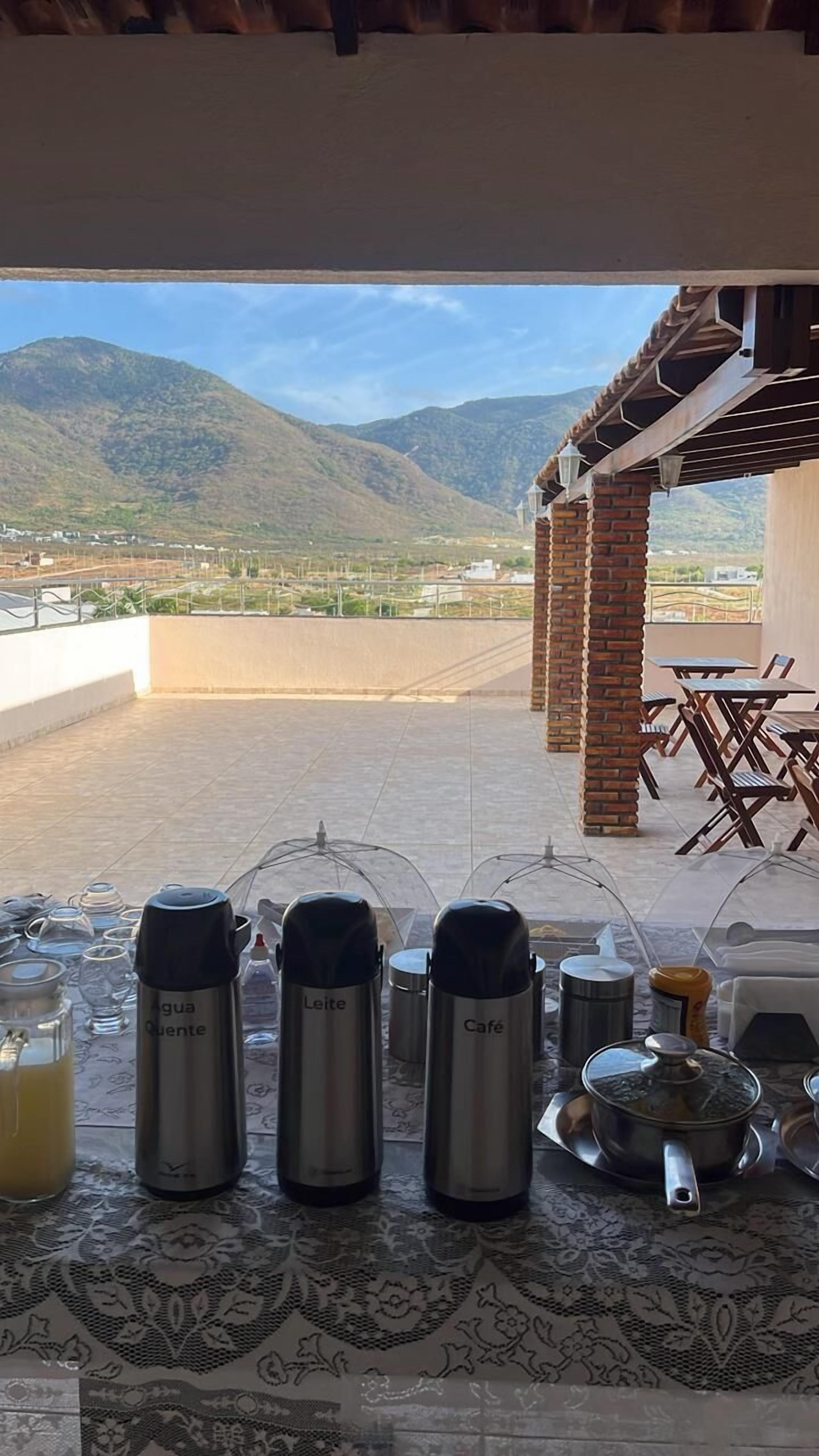 Café da manhã com buffet grátis todos os dias