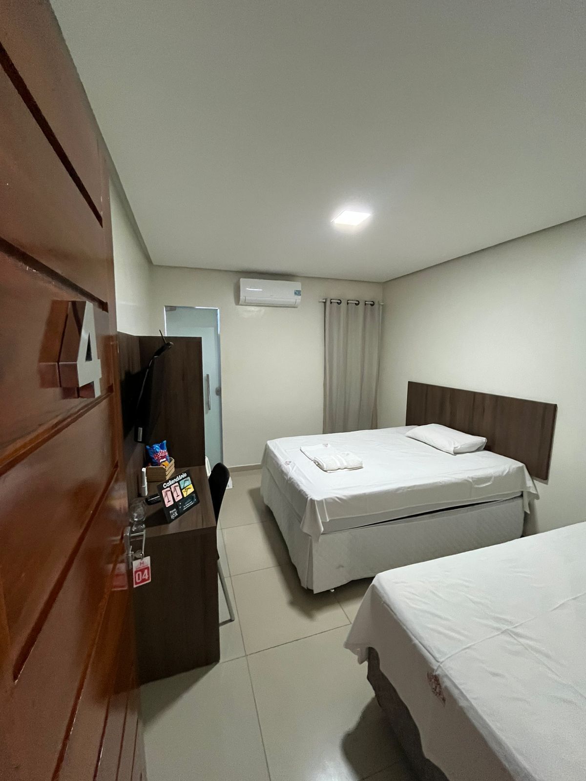 Minibar, escritorio, cortinas blackout y tabla de planchar con plancha 