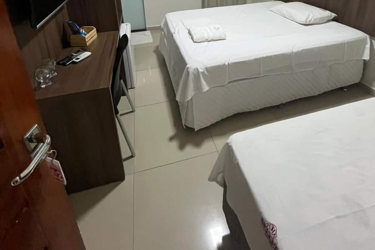 Minibar, bureau, rideaux occultants, fer et planche Ă repasser