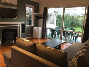 Maison Classique, 2 chambres | Coin séjour | Télévision à écran plat, cheminée