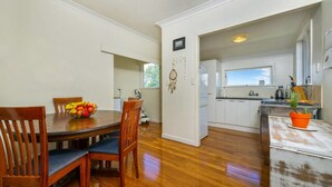 Classic House, 2 Bedrooms | Living area | Flat-screen TV, fireplace - Newly refurbished 2 bedroom in Milford (Auckland)