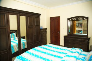 Apartamento de lujo, 2 habitaciones, 2 baños, vistas al mar | Decoración individual, mobiliario individual, escritorio