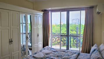 1 Queen Bed, Private Detached Bathroom, Sea View, Shared Apartment | 客房景觀