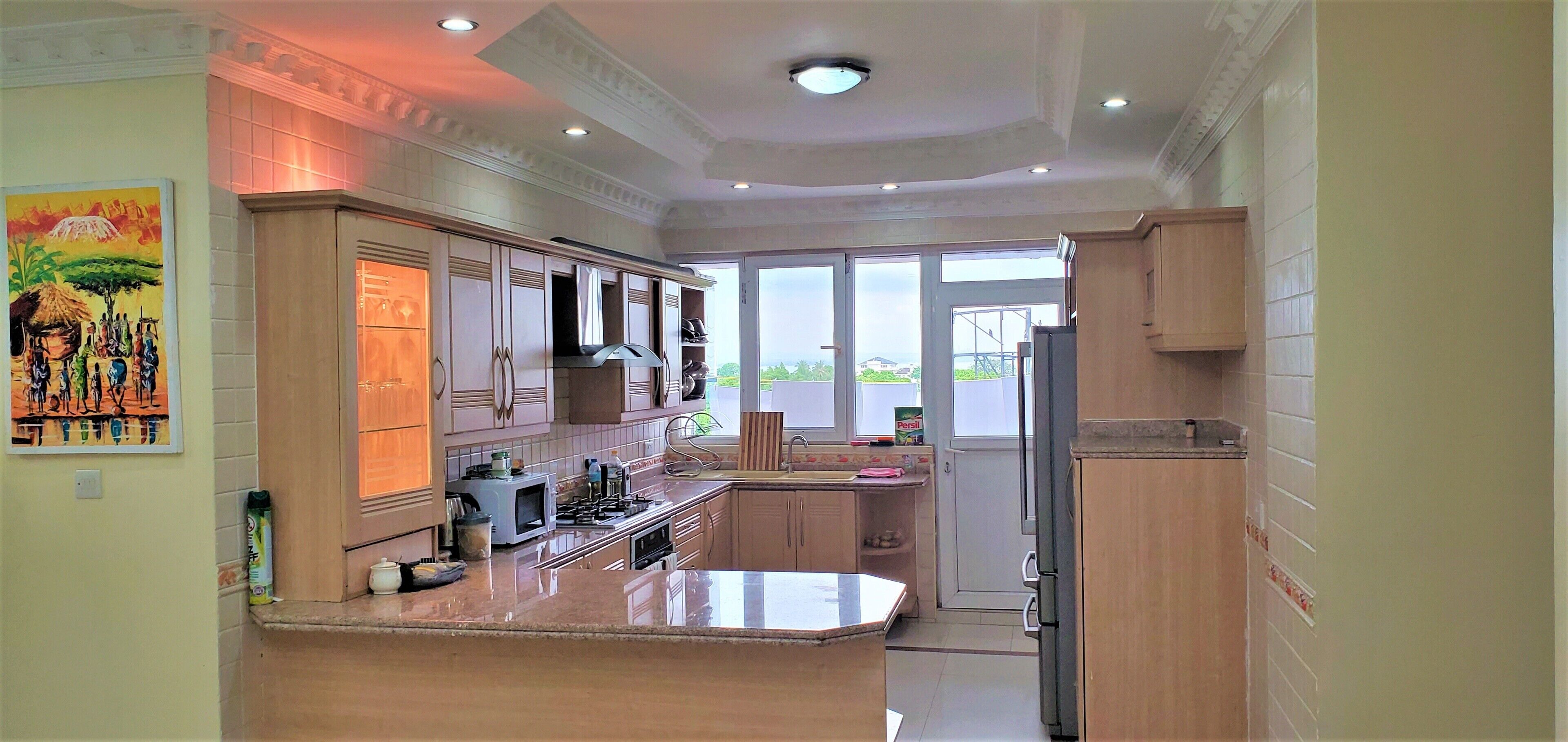 Full-size fridge, microwave, oven, stovetop