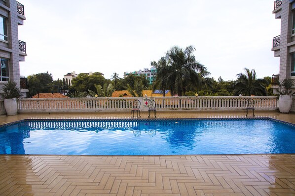 Una piscina al aire libre
