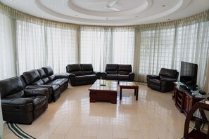 Luksus-villa - 3 soveværelser - eget badeværelse - strandudsigt | Opholdsområde | 45-tommers fladskærms-tv med kabelkanaler, LCD-tv, Netflix