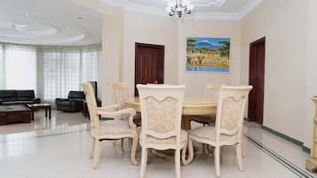 Luxury-Villa, 3 Schlafzimmer, mit Bad, Strandblick | Wohnbereich | 45-Zoll-Flachbildfernseher mit Kabelempfang, LCD-Fernseher, Netflix