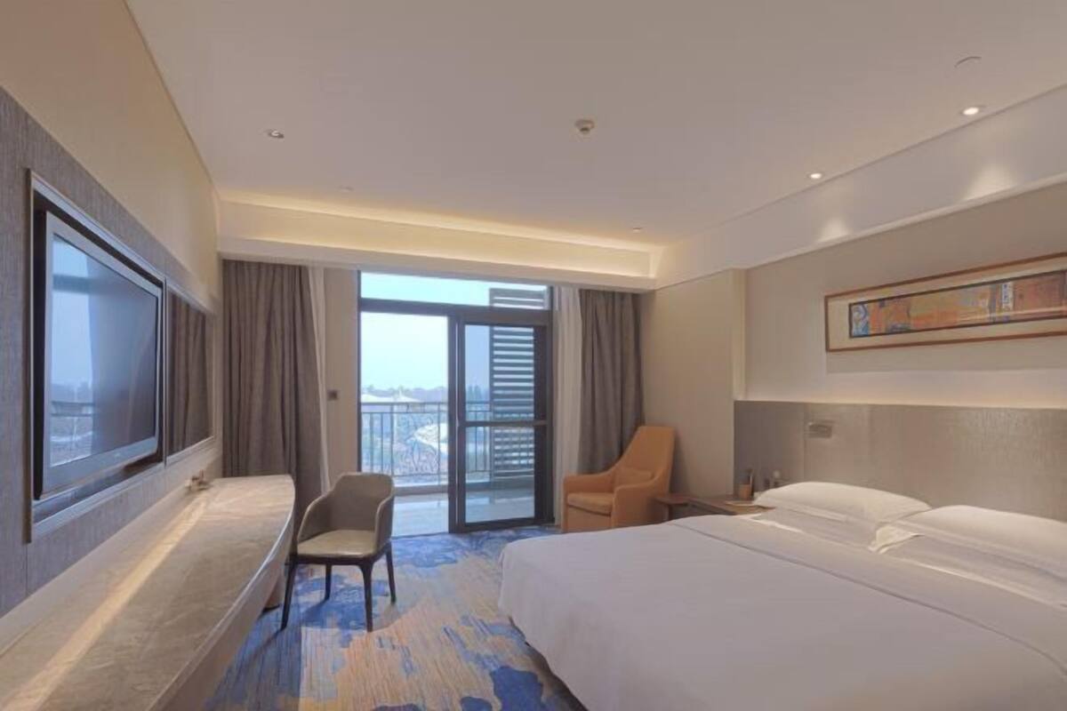 Minibar, in-room safe, blackout curtains