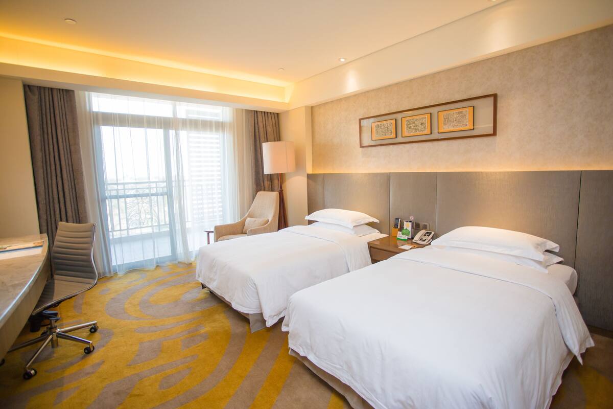 Deluxe Twin Room, Garden View | Minibar, in-room safe, blackout drapes, iron/ironing board