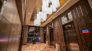 A modern lobby with a marble floor, a chandelier, elevators, and a sign indicating WiFi availability. - Maya Gleetour Hotel Wuhan (Wuhan)