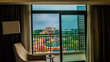 Habitación doble Deluxe, vista al jardín | Minibar, caja de seguridad en la habitación y cortinas blackout