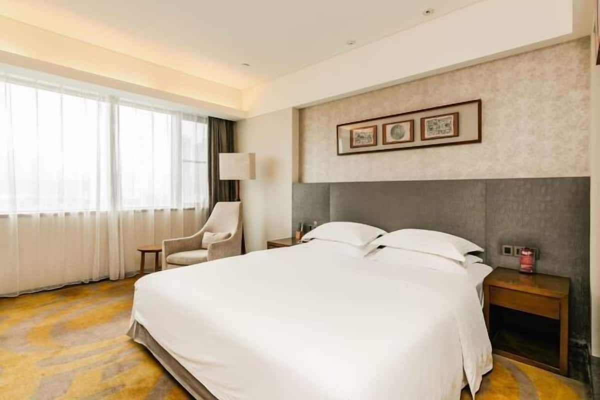 Minibar, in-room safe, blackout curtains
