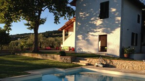 A house with a swimming pool, surrounded by a well-maintained lawn and a stone wall. - Villa on the Tuscan hills near Florence (Castelfranco Piandiscò)