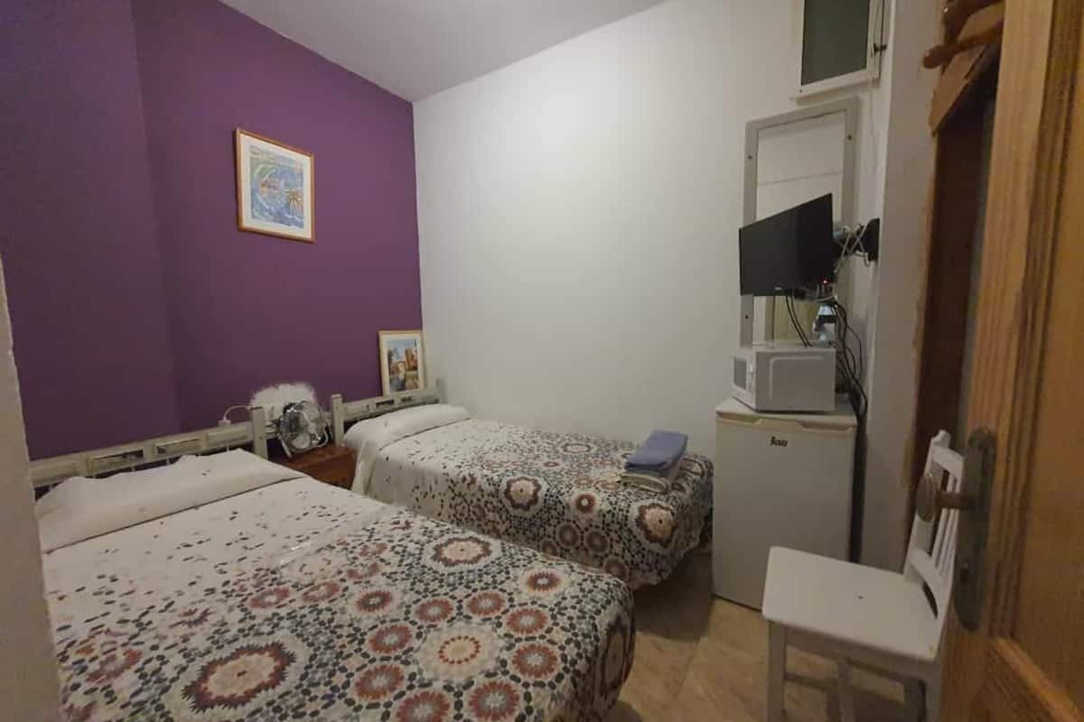 Habitación básica con 2 camas individuales, baño compartido (Patronato D) | Wifi y ropa de cama