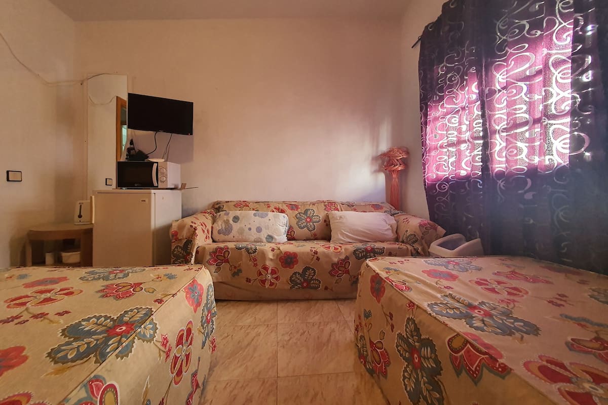 Habitación económica con 2 camas individuales, baño compartido (Patronato C) | Wifi y ropa de cama