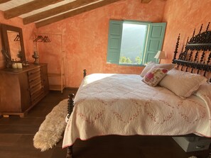 3 bedrooms, desk, travel crib, free WiFi - UNA RARA AVIS - solar house with sea views (Porto do Son (A Coruña))