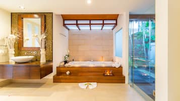 Vila (4 Bedrooms) | Banheiro | Chuveiro com efeito de chuva, produtos de toalete grátis