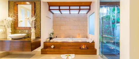 Villa (4 Bedrooms) | Bathroom | Rainfall showerhead, free toiletries, hair dryer, bathrobes