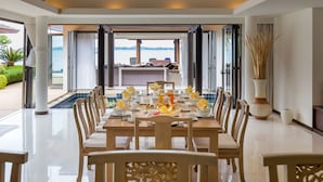 A dining area with a view of the sea, a pool, and a bar. - Baan Ban Buri (Koh Samui)