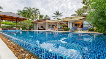 Piscina externa, piscina infinita, barracas de cortesia, guarda-sóis