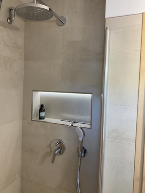 Hair dryer, towels, toilet paper - Bright apartment balcony, 2 bedrooms - new bathroom 2023 (Weinsberg)
