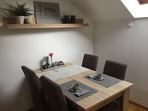Dining - Bright apartment balcony, 2 bedrooms - new bathroom 2023 (Weinsberg)