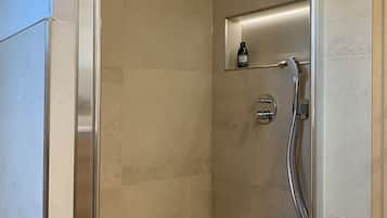Haartrockner, Handtücher, Toilettenpapier