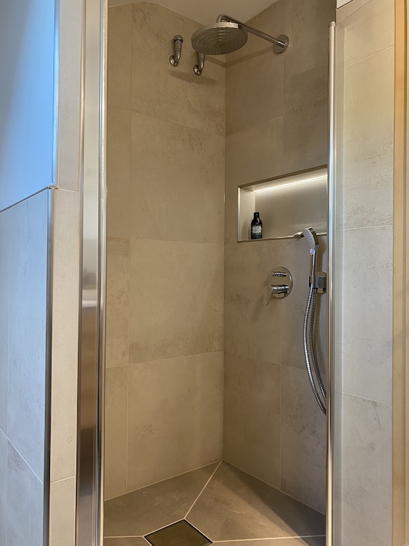 Hair dryer, towels, toilet paper - Bright apartment balcony, 2 bedrooms - new bathroom 2023 (Weinsberg)