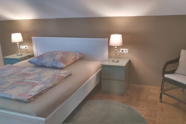 Erstes Schlafzimmer mit 1,60 m breitem Bett, Kleiderschrank, Kommode