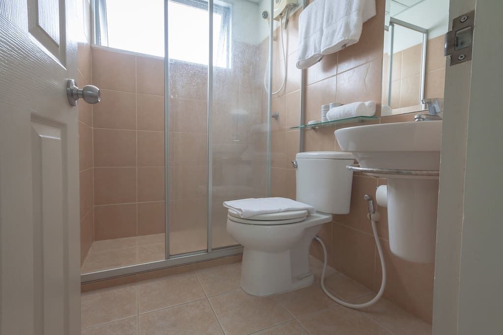 Deluxe Studio | Bathroom | Combined shower/bathtub, deep-soaking bathtub, free toiletries
