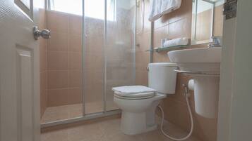 Deluxe Studio | Bathroom | Combined shower/bathtub, deep-soaking bathtub, free toiletries