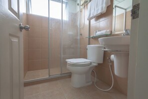 Estudio Deluxe | Baño | Tina con regadera, tina profunda, amenidades de baño gratuitas 