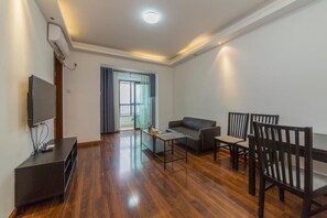 Suite, 1 Bedroom | Living room | TV - Yue Ke Apartment (Chongqing)