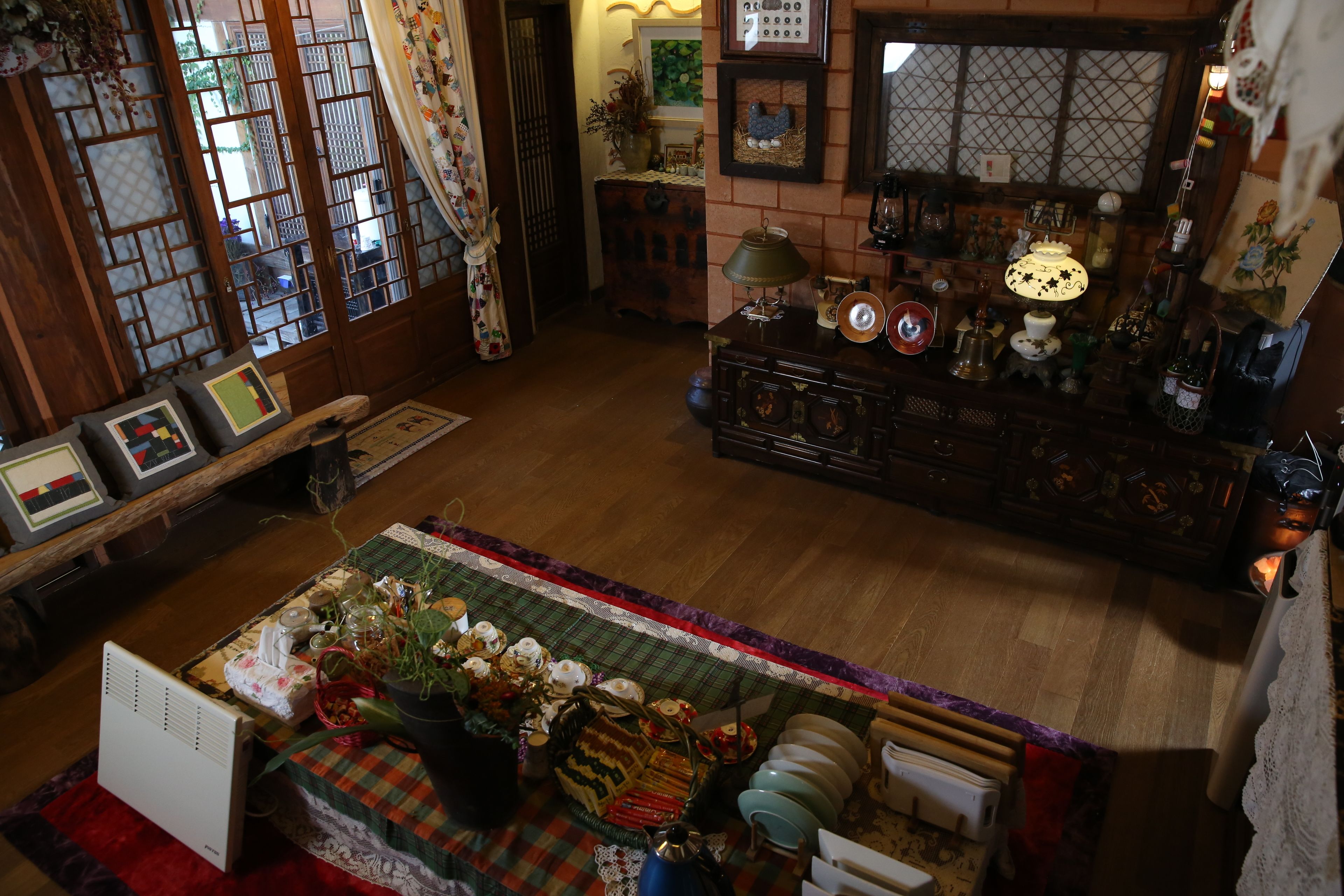 Een traditionele Japanse kamer met tatami vloerbedekking, een lage houten tafel met een theeset, en een shoji schuifdeur.