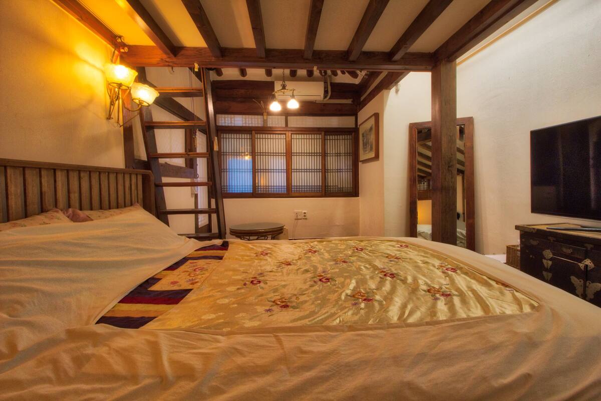 Traditional Loft(Rose) - Must contact the property before Check-In | 免費無線上網、床單